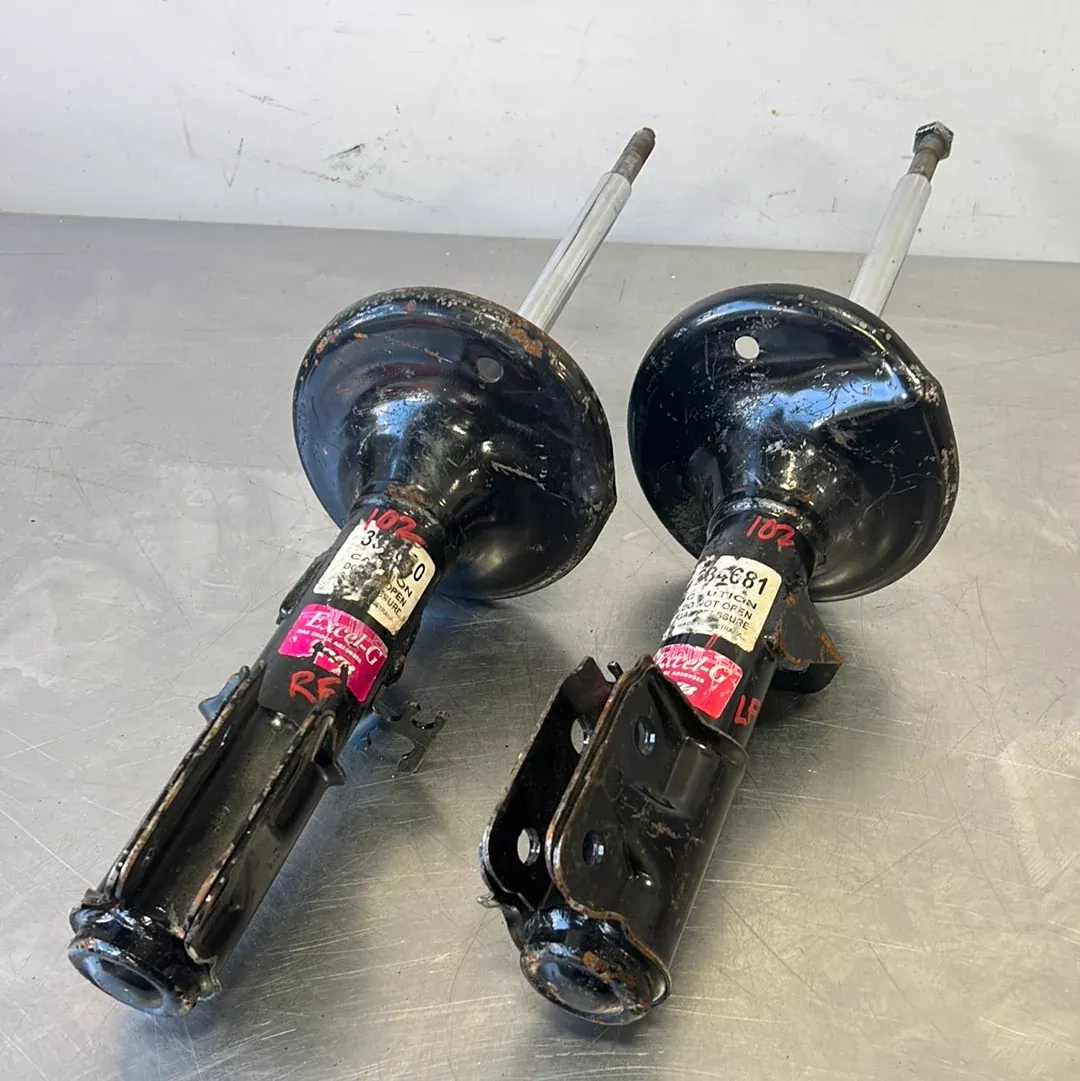 04-06 PONTIAC GTO KYB FRONT STRUT ASSEMBLIES PAIR NEW 334680/334681 #102